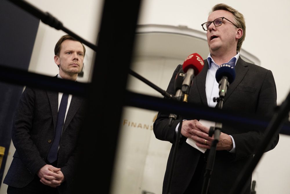 Mange har svært ved at betale regningerne efter en lang nedlukning grundet coronapandemien, lyder det fra skatteminister og fungerende finansminister Morten Bødskov (th.) og beskæftigelsesminister Peter Hummelgaard (tv.).
