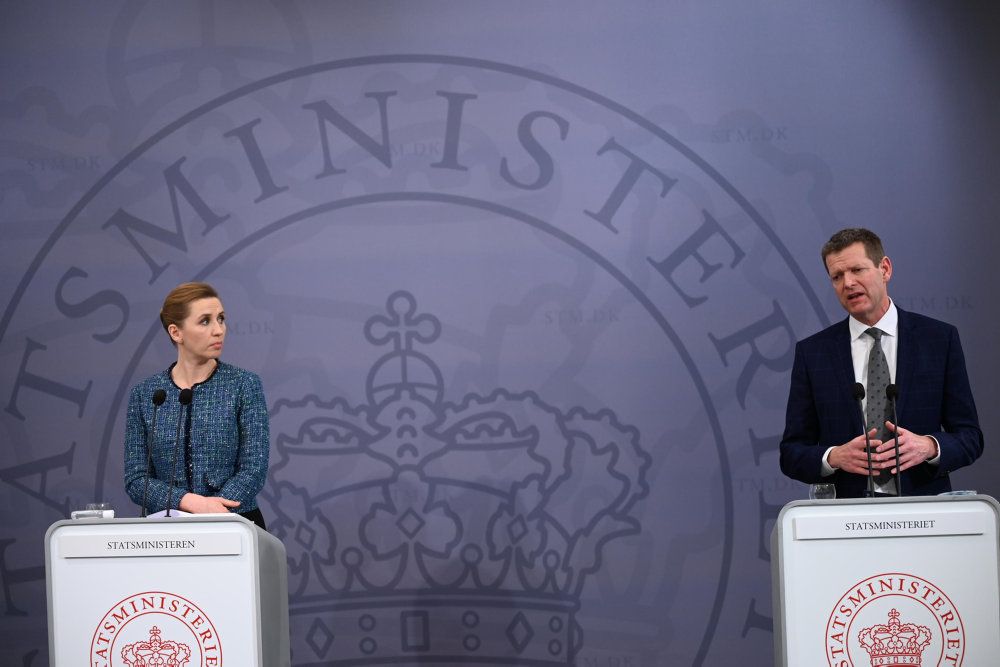 Sundhedsstyrelsens direktør, Søren Brostrøm (t.h.) har på flere pressemøder stået side om side med statsminister Mette Frederiksen (t.v.) og øvrige nøgleministre og topembedsmænd.