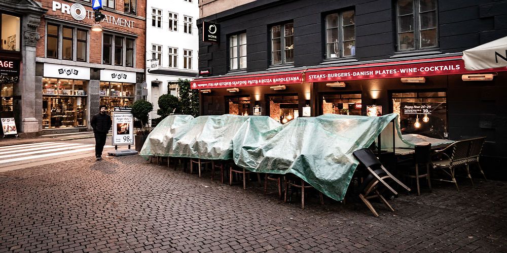 Hoteller, restauranter, caféer, barer, butikker og turisterhverv er blandt de brancher, der er hårdest ramt af nedlukningen. På grund af de normalvist mange turister og høje benyttelse af de nævnte brancher, er især København derfor presset på beskæftigelsen som følge af coronakrisen.