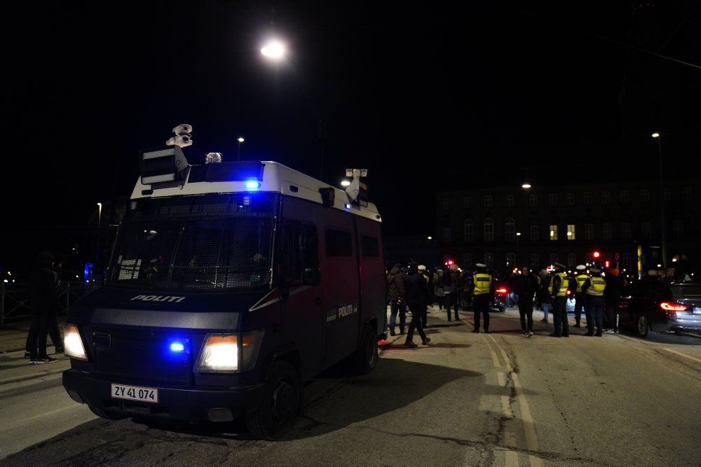 Politiet er talstærkt til stede ved demonstrationen.