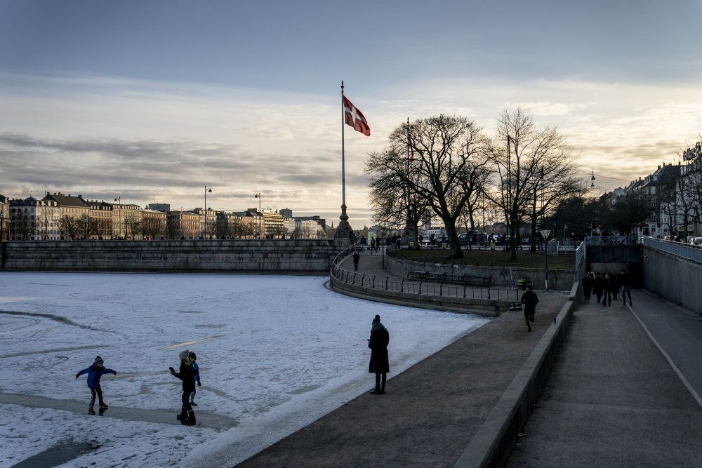 Ti personer blev lørdag sigtet af Københavns Politi for ulovlig færdsel på søerne i henholdsvis Ørstedsparken, Ryparken og Fælledparken. (Arkivfoto)