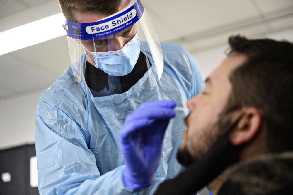 Forskere har sat sig for at undersøge pålideligheden af en hjemmetest, hvor man tester sig selv for coronavirus ved at indføre en podepind cirka to centimeter i næsen. Testen minder lidt om den såkaldte lyntest, som ses på billedet. (Arkivfoto).