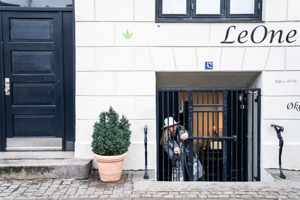 Frisøren Hemp LeOne Styling i København som ejes af Sarchar Leone holdt åbent i protest mod restriktioner mandag.