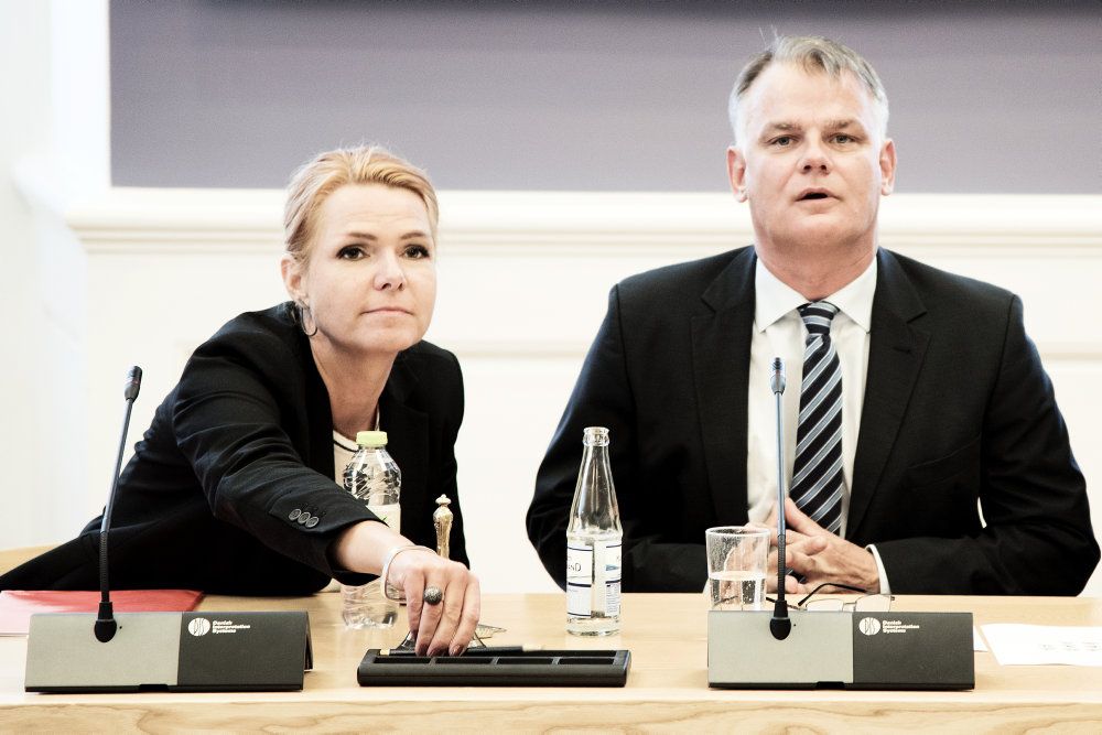 Daværende udlændingeminister Inger Støjberg (tv) i samråd i Folketingets indfødsretsudvalg 2015. Til højre ses DF's daværende indfødsretsordfører Christian Langballe. (Arkivfoto)
