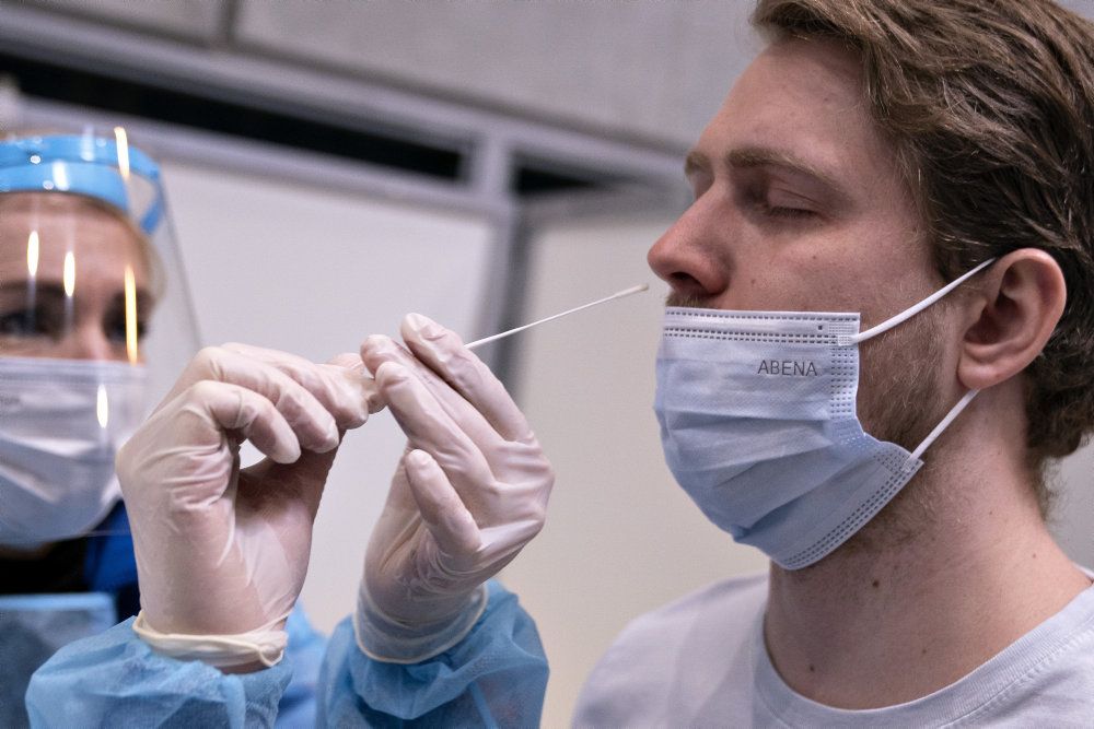 Lyntest bliver foretaget ved at stikke en podepind op i næsen, mens pcr-test er med en podepind i halsen. (Arkivfoto)