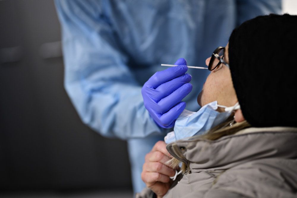 En ny teststrategi for coronavirus bliver ifølge regeringen en af de vigtigste forudsætninger for mere genåbning. Regeringen har indgået aftale med Kommunernes Landsforening (KL) og Danske Regioner om, at flere borgere skal testes to gange om ugen, ligesom der er indkøbt millioner af nye lyntest. (Arkivfoto)