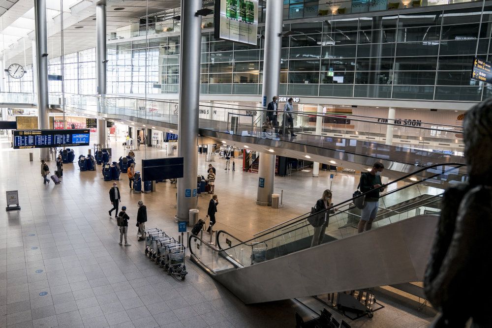 Fra onsdag 24. februar skal luftfartsselskaber tre timer efter ankomst til Danmark kunne videregive passageroplysninger til Styrelsen for Patientsikkerhed. (Arkivfoto)