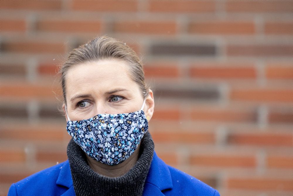 Statsminister Mette Frederiksen (S) skriver på Facebook, at der kan komme nyt om restriktioner allerede mandag.