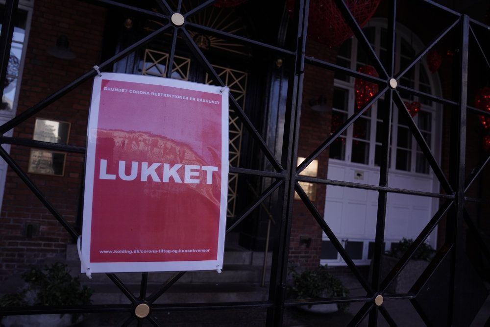 Institutioner og skoler i Kolding by er lukket grundet et udbrud af coronasmitte. Men smittetallene er faldende, påpeger borgmester Jørn Pedersen (V). Han tror på, at kommunen kan blive en del af den kommende genåbning - muligvis med en lille forsinkelse. (Arkivfoto).