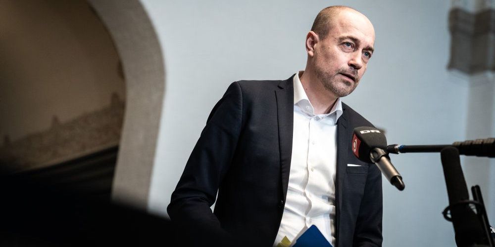 Hvis alle de forslag, som en ekspertgruppe er kommet til et gradvis genåbning af samfundet, bliver til virkelighed, vil der i midten af april vil være knap 900 indlagte med coronavirus på landets hospitaler. Først herefter vil kurven knække på grund af forårsvejret og effekten af tusindvis af vacciner, siger sundhedsminister Magnus Heunicke (S) til TV2. (Arkivfoto)