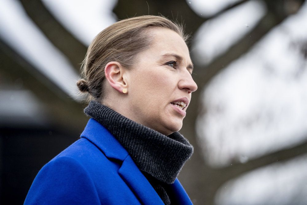 Der bliver ifølge statsminister Mette Frederiksen (S) tale om at løbe en "kalkuleret risiko", hvis regeringen og Folketinget enes om at lave en genåbning, der ligner den, som en ekspertgruppe med deltagelse af sundhedsmyndighederne har forslået.