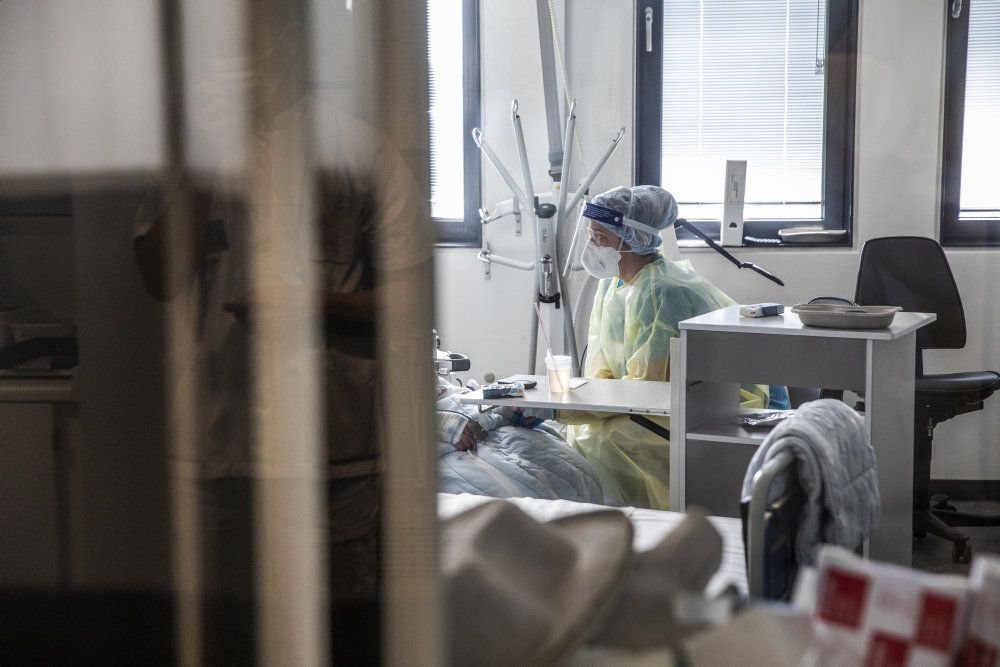 Hvis antallet af indlagte får lov at stige, som Statens Serum Instituts (SSI) beregninger viser ved en genåbning, vil det ligne en tredje bølge på graferne. Det siger professor i sundhed ved Syddansk Universitet Jes Søgaard. (Arkivfoto)
