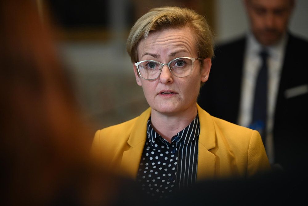 Børne– og undervisningsminister Pernille Rosenkrantz–Theil (S) glæder sig over, at nogle afgangselever fra mandag kan vende tilbage til skolerne.