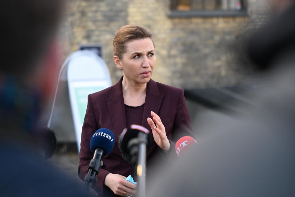 Statsminister Mette Frederiksen (S) og regionsrådsformand Sophie Hæstorp Andersen (S) afholder doorstep for pressen efter besøg i vaccinationscenteret i Øksnehallen i København. I løbet af fredagen forventes fem tusinde københavnere vaccineret i centeret.