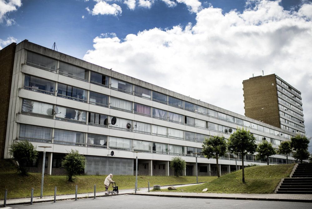 Ifølge DR er der seks gange så mange smittede i Vollsmose, som der er i Odense. Nu lukker to skoler ned midlertidigt. (Arkivfoto)
