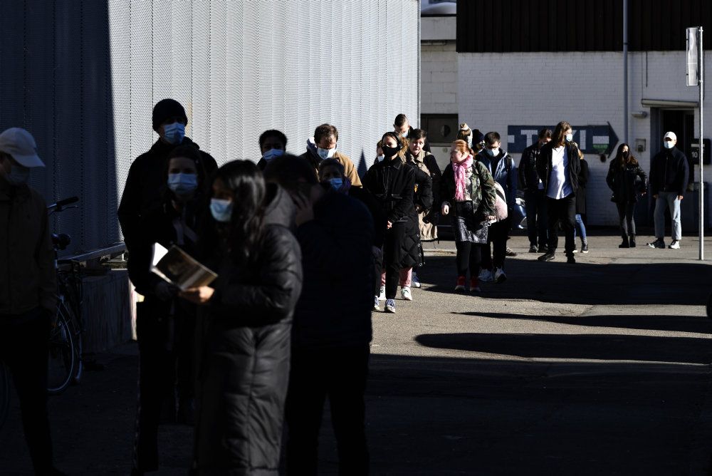 Lang kø ved midlertidigt COVID-19 testcenter på Next Uddannelse København på Frederiksborgvej i Københavns Nordvestkvarter lørdag. Efter et smitteudbrud af den sydafrikanske variant af coronavirus har myndighederne i de seneste dage stemt dørklokker i omkring 700 hjem og opfordret til at folk lade sig teste.