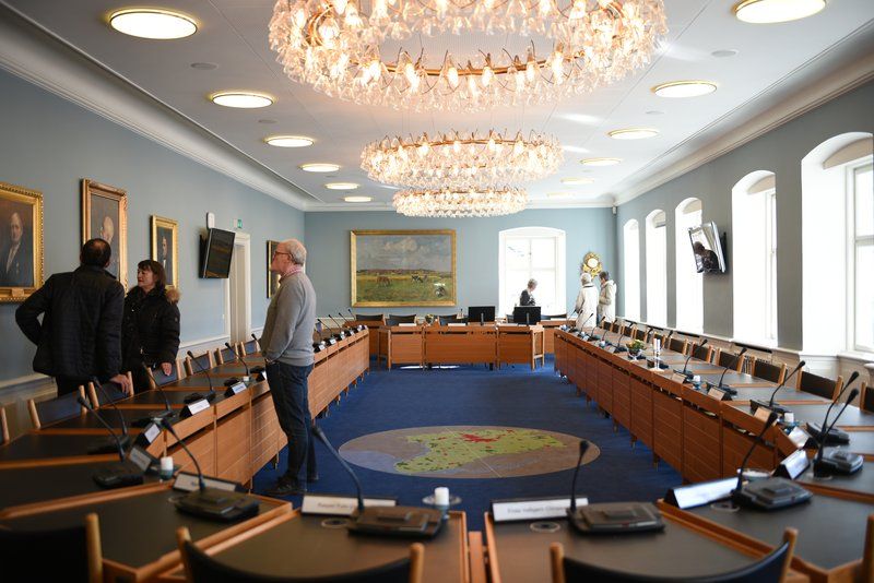 En større skandale er i gang i et byråd, hvor en eller anden har lækket personfølsomme oplysninger.