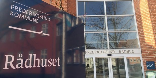 Retten til sygedagpenge er blevet forlænget af flere omgange det seneste år. Det lægger pres på sagsbehandlingen i Frederikssund Kommune. (Arkiv)
