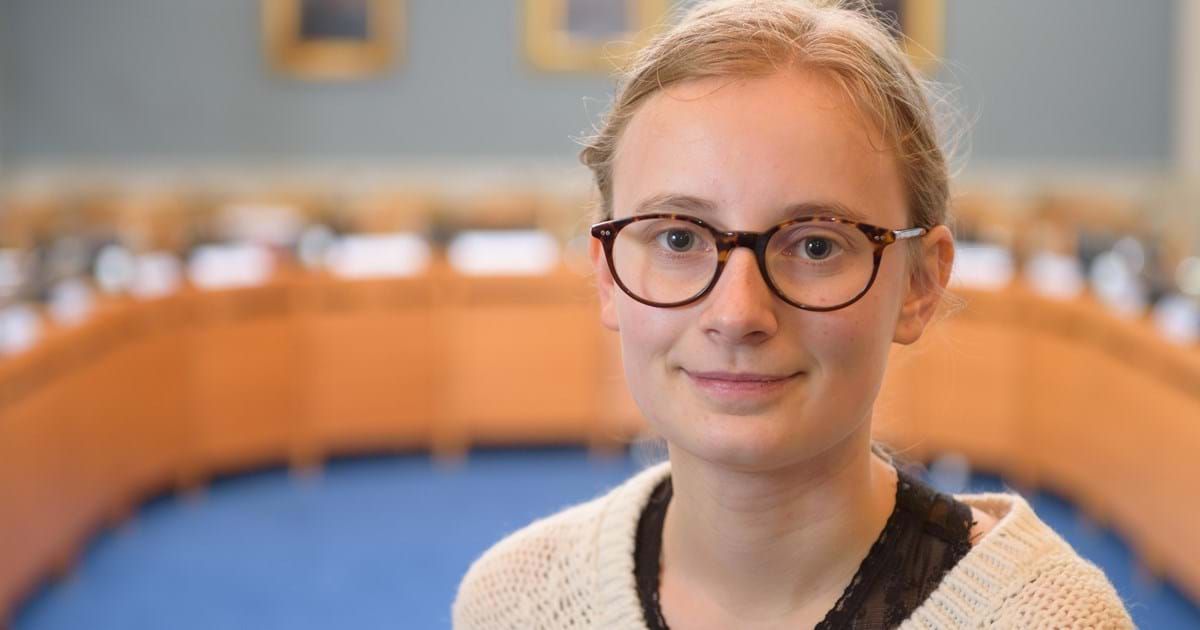 Træls. Det ord sætter byrådsmedlem Frida Valbjørn Christensen på den chikane, hun er blevet udsat for.