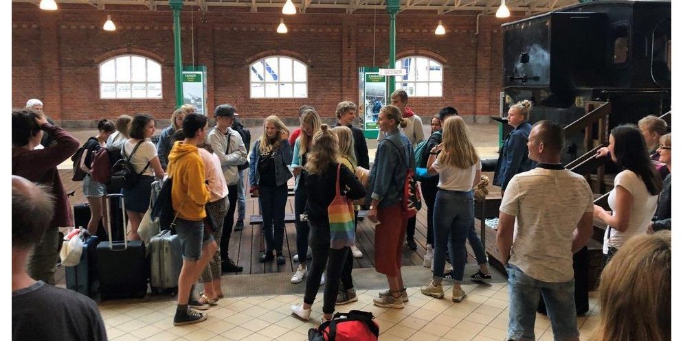 Elever fra 8. klasse og lærere fra Møllebakkeskolen venter på færgen i Gedser Færgehavn. De skal besøge deres venskabsskole Ecolea Schule i Rostock. Billedet er fra juni 2019.