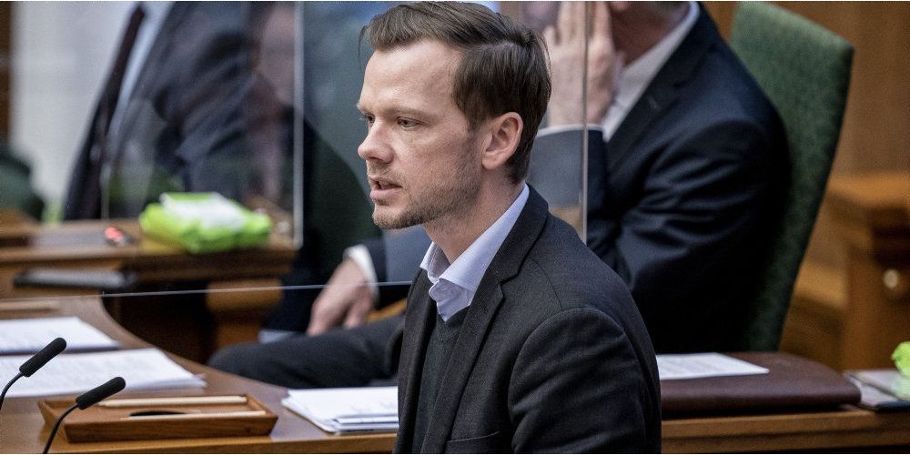 Beskæftigelsesminister Peter Hummelgaard (S) og et bredt flertal i Folketinget har fjernet modregningen i pension for personer, der har taget ekstra arbejde under corona. (Arkiv)