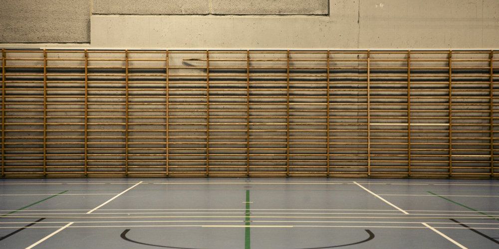 Der har stået tomme sportshaller på skoler og i foreninger over hele landet de seneste måneder. Og det har betydet, at mange børn langtfra har rørt sig nok under nedlukningen, viser undersøgelse. (Arkiv)