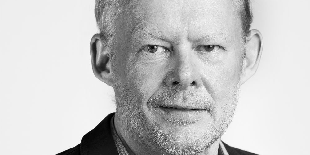Der er ingen grund til at lave ny lovgivning for at forhindre, at ægtefæller til indvandrerkvinder som bisiddere forsøger at forhindrer kvinderne i at komme i arbejde. Loven giver allerede mulighed for at afvise bisiddere, siger professor i socialret John Klausen.