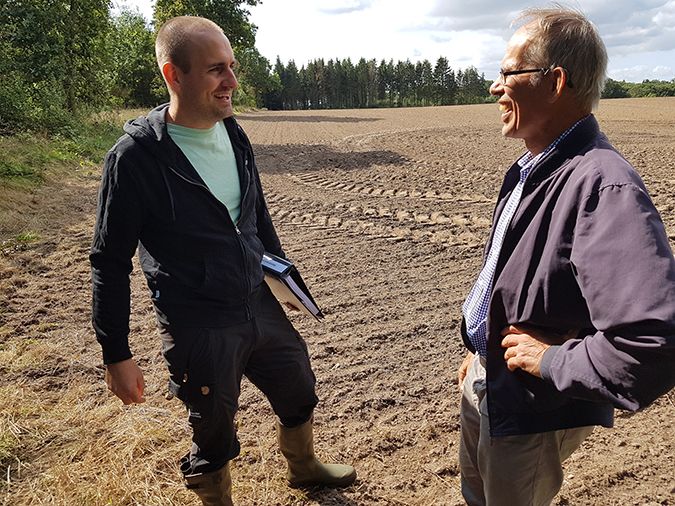 Økologirådgiver Lars Lambertsen (t.v.) gennemfører sammen med flere andre økologirådgivere fra Økologisk Landsforening omlægningstjek hos landmænd i samarbejde med kommuner i hele landet.