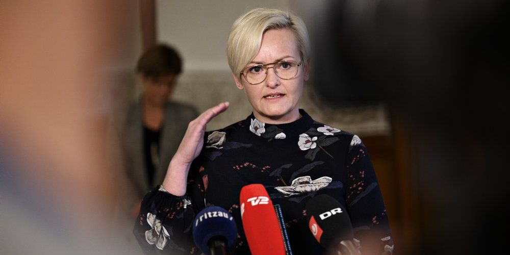 Børne- og undervisningsminister Pernille Rosenkrantz-Theil (S) på pressemøde. -