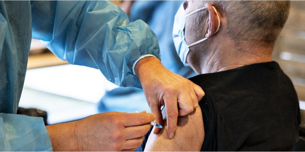Plejehjemsbeboere har indtil nu udgjort 40 procent af alle coronarelaterede dødsfald i Danmark. Men det har ændret sig nu, efter at mange beboere er blevet vaccineret mod coronavirus, vurderer professor Jan Pravsgaard Christensen. (Arkiv)