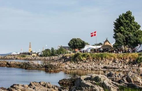 Folkemødet 2021 bliver ikke som det plejer. Efter at finansieringen er på plads, er der midler til at foreningen bag Folkemødet kan afprøve koblingen mellem fysiske debatmøder på Bornholm og digitale demokratisamtaler.