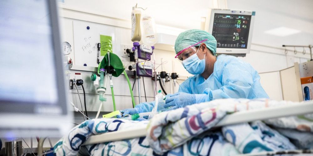 SSI vurderer, at det kan føre til øget pres på hospitalerne, hvis der åbnes yderligere for samfundet. (Arkiv) -