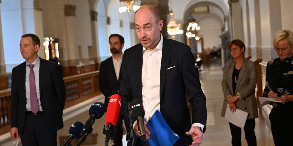 Justitsminister Nick Hækkerup, sundhedsminister, Magnus Heunicke, børne- og undervisningsminister, Pernille Rosenkrantz-Theil, formand for KL, Jacob Bundsgaard og Ulla Astman fra Danske Regioner holder doorstep om en forventet styrket fremtidig testindsats, i Folketinget foran Landstingssalen på Christiansborg i København. -