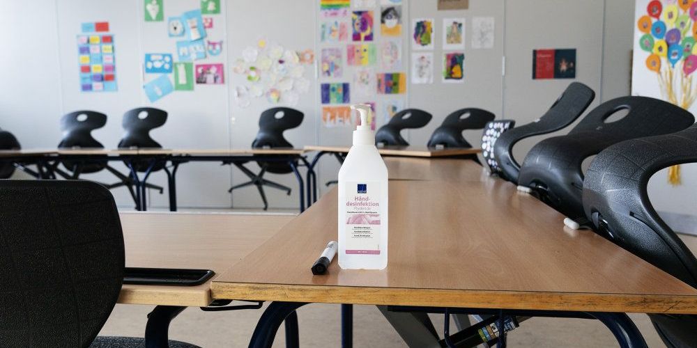 I øjeblikket er der kun halvt fyldt op på landets skoler grundet coronaretstriktioner. (Arkiv)