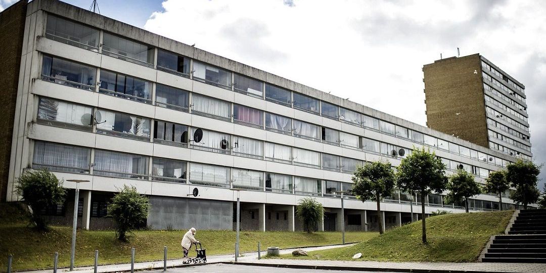 1.000 almene boliger i Vollsmose skal rives ned som en del af 'Den Sidste Vollsmoseplan'. Men ekspert vurderer, at det kan trække ud i årevis, hvis beboere klager over tvangsflytningerne. (Arkiv)