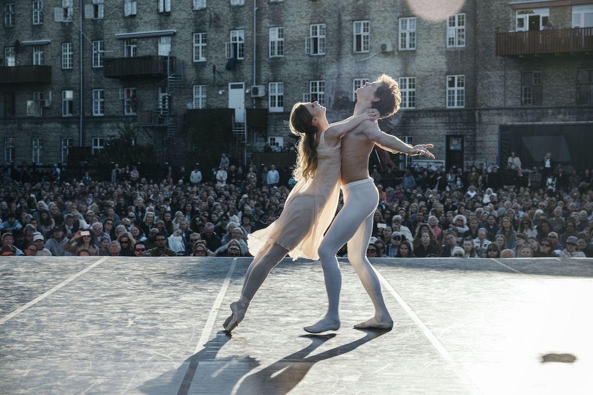 Kongelig sommerballet under åben himmel fra før covid-19 kom til Danmark. Til sommer kommer både operaen og balletten rundt i landet igen.