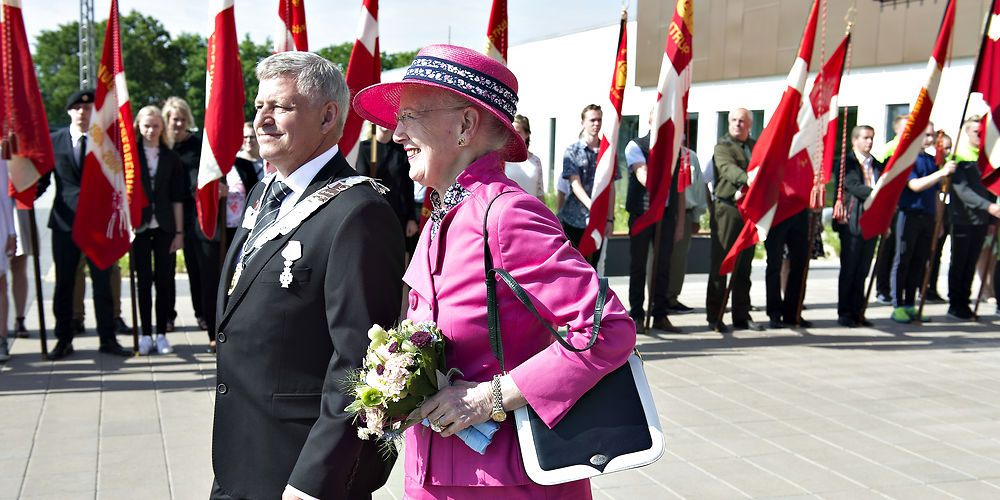 Som købstad kan Varde stadig glæde sig over besøg af Dronningen, her sammen med borgmester Erik Buhl. Til gengæld er kommunen rutschet ned fra a være en af landets velhavende kommuner til i dag at ligge i den tungeste halvdel.