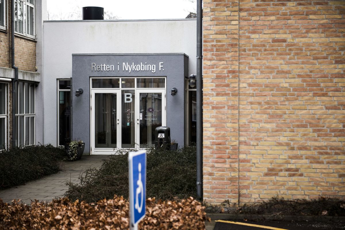 Fire måneders fængsel har Retten i Nykøbing Falster idømt en familiekonsulent for at misbruge sit job til at opnå sex.
