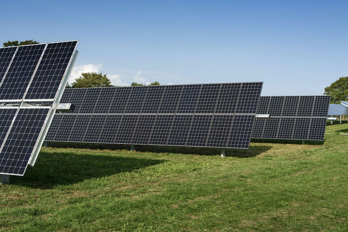 Etableringen af et solcelleanlæg skal være med til at gøre to landsbyer CO2-neutrale.