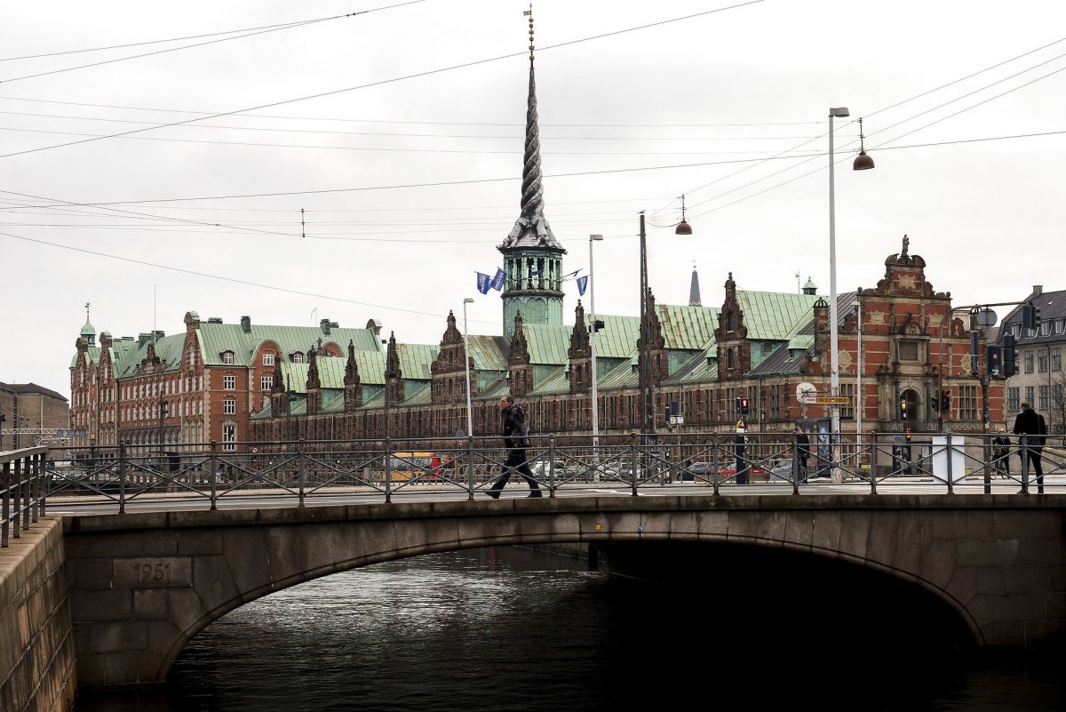 Dansk Erhverv, som er beliggende i den gamle børs,  mener, at det haster med at få gennemført tiltag, der kan øge prisgennemsigtigheder i kommuner og regioner.