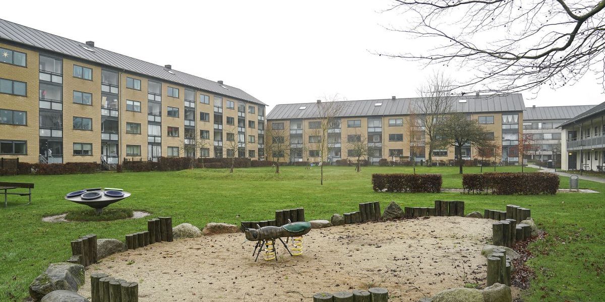 (Arkiv) Boligområdet Munkebo i Kolding er en af de kommuner, der sidst kom af ghettolisten på grund af en stigning i beskæftigelsen. Med over 60 procent ikke-vestlige beboere vil Munkebo nu ifølge regeringens forslag blive et 'forebyggelsesområde.' Andelen skal ifølge forslaget under 30 procent på ti år.