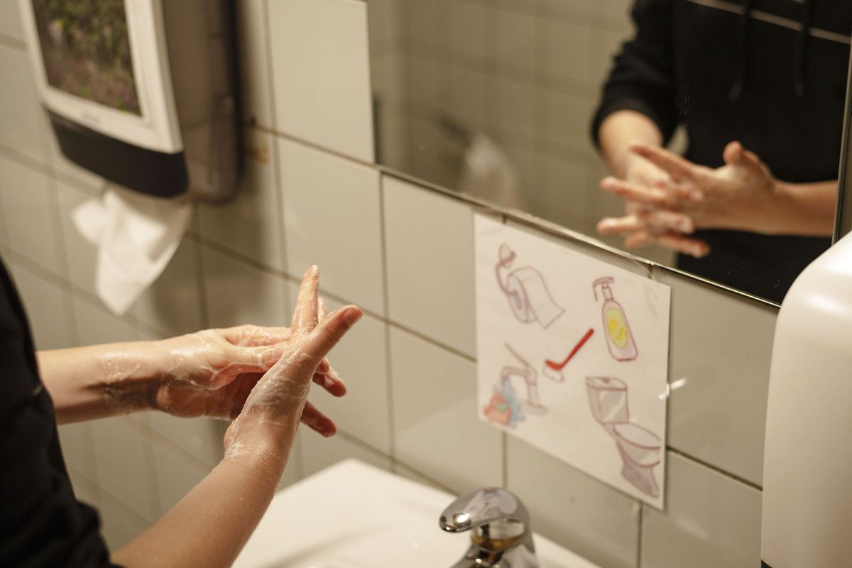 Uden konstant ledelsesmæssig fokus - også efter corona - så bliver hygiejnen på skoler og i plejecentre  for ofte nedprioriteret. Det fremgår af ny rapport fra Sundhedstyrelsen.
