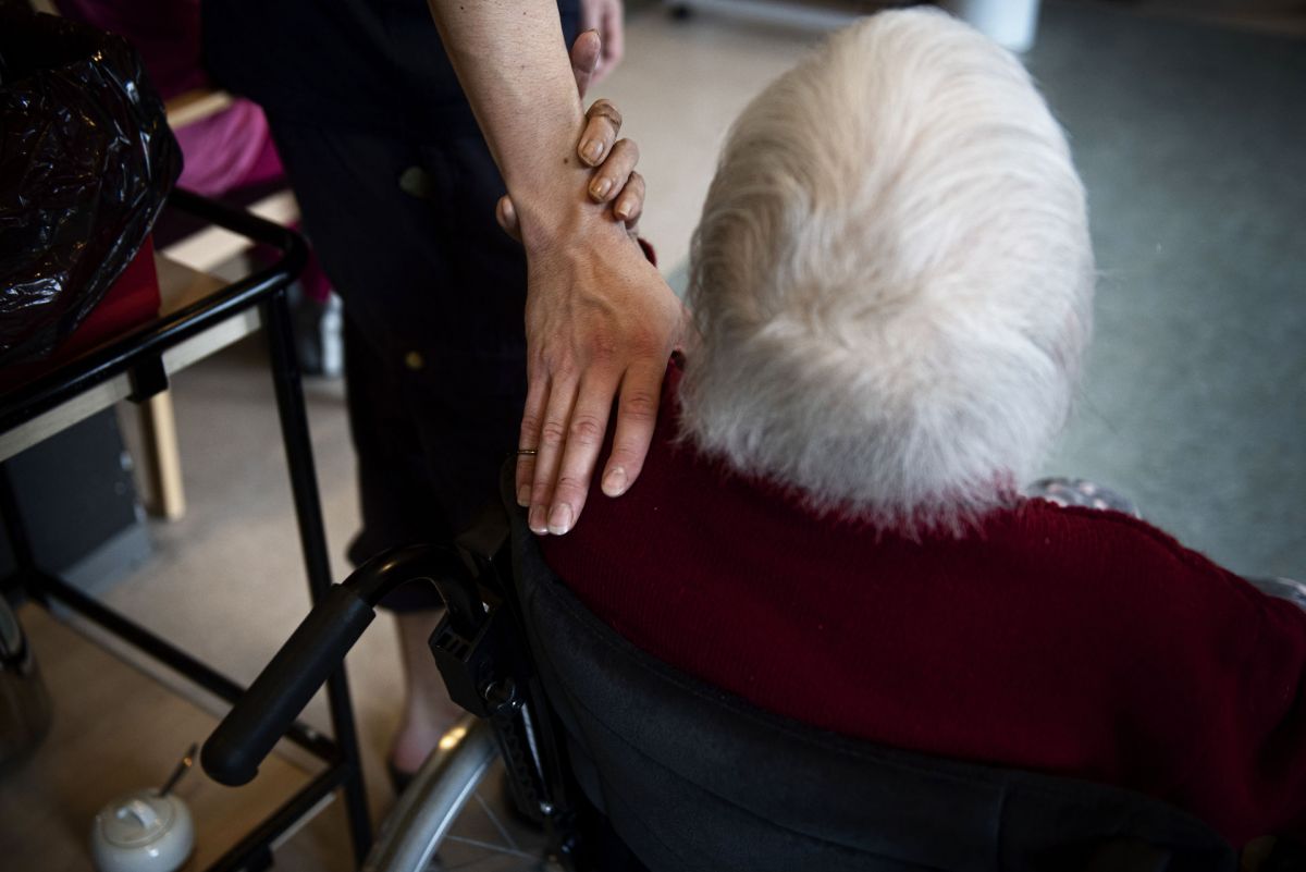 Der er stigende mangel på hænder i ældreplejen, og flere kommuner forkæler nu sosu-elever med pæn løn under uddannelsen.