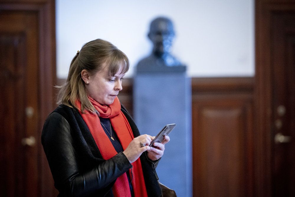 Kulturminister Joy Mogensen (S) kan i marts ikke forudse, hvad kulturen i sommeren 2021 kan regne med grundet coronakrisen, siger hun på et samråd.