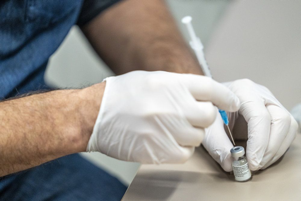 Regioner og kommuner tilbyder nu hjemmevaccination til en gruppe ældre borgere, der ikke selv kan transportere sig hen til en vaccinationsklinik. (Arkivfoto).