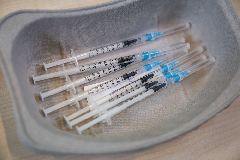 Vaccinationsplanen er skredet og alle danskere forventes nu først at være vaccineret i juli i stedet for tidligere i juni.