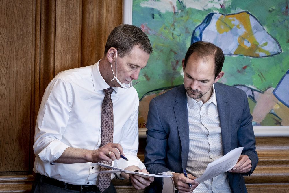 Justitsminister Nick Hækkerup (S) (tv.) vil med nyt lovforslag kunne prøveløslade fanger, hvis manglende udvisninger presser fængselsvæsnet.