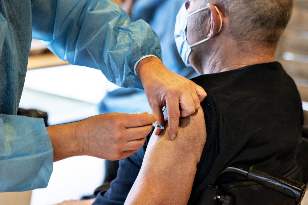 Ifølge en professor i infektionssygdomme er det faldende dødstal et udtryk for, at næsten alle plejehjemsbeboere er færdigvaccinerede. (Arkivfoto).