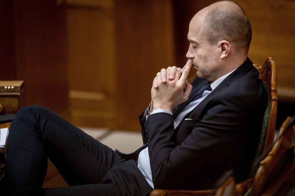 Sundhedsminister Magnus Heunicke skriver på Facebook, at de næste uger bliver afgørende for at holde epidemien under kontrol.