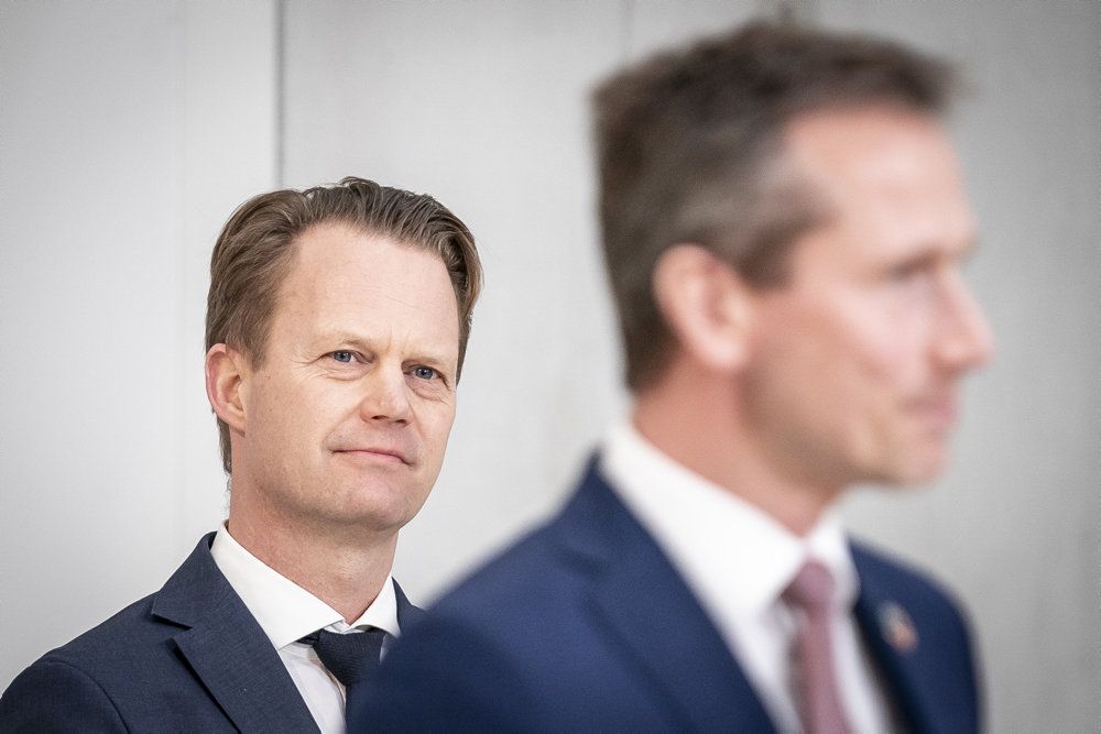 Udenrigsminister Jeppe Kofod får kritik internt for, at regeringen nu kan udnævne eksempelvis politikere til diplomatiske poster.